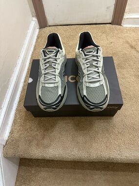 Saucony Men's. Progrid Omni 9 Athletic Sneakers in Light Gray and Black